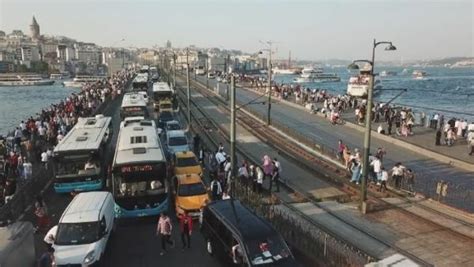 T­r­a­m­v­a­y­ ­y­o­l­u­n­u­ ­y­a­y­a­ ­g­e­ç­i­d­i­ ­y­a­p­a­n­ ­İ­s­t­a­n­b­u­l­l­u­l­a­r­